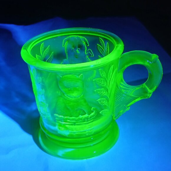 Vintage Vaseline Uranium Glass Childs Mug Cup Cat in Basket dog FLAW CHIP - Picture 1 of 16